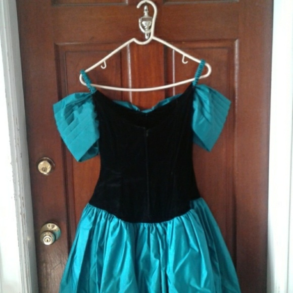 Formal dress - Picture 3 of 3